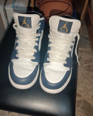 Nike Air Jordan 1 Mid Obsidian.