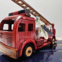 grappa in bottiglia su camioncino del pompieri