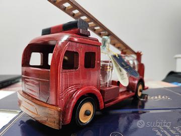 grappa in bottiglia su camioncino del pompieri