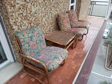 Sedia, divano e tavolo in legno da giardino