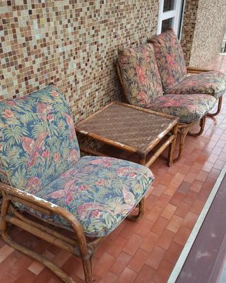 Sedia, divano e tavolo in legno da giardino