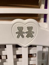 Lettino con materasso per bambino