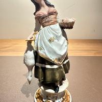 Statua in porcelana “ Piomontese 1800” Capodimonte