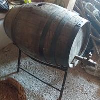 vecchio botticello con supporto in ferro battuto 