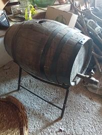 vecchio botticello con supporto in ferro battuto 