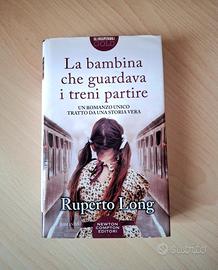 la bambina che guardava il treni partire