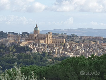 Campagna con vista panoramica del paese