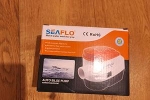 pompa di sentina con tubo di drenaggio