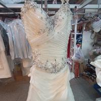 abito da sposa bianco con ricami e strass