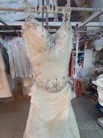 abito da sposa bianco con ricami e strass