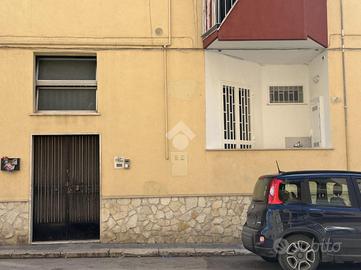 3 LOCALI A CANOSA DI PUGLIA