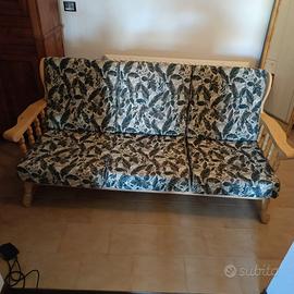 Divano tre posti stile rustico con cuscini come in