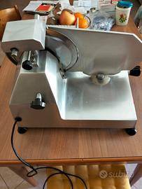 affettatrice monoblocco 220 mm lama . euro 100 non