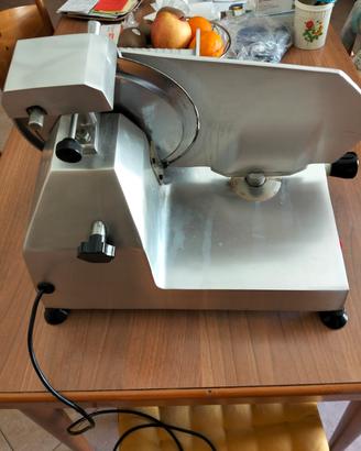affettatrice monoblocco 220 mm lama . euro 100 non