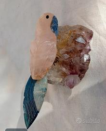 Scultura pappagallo quarzo rosa su ametista 