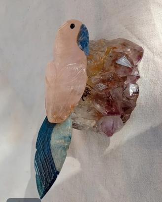 Scultura pappagallo quarzo rosa su ametista 