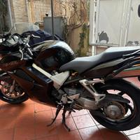 Honda VFR 800 – 2002 – Completamente revisionata