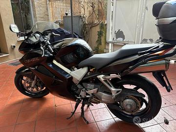 Honda VFR 800 – 2002 – Completamente revisionata