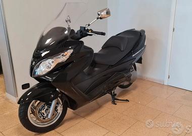 Permuto con auto /Suzuki burgman 400