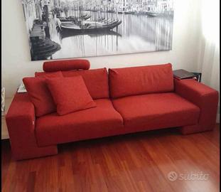 Divano moderno rosso, 4 posti come nuovo