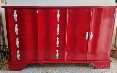 Mobile rosso laccato vintage, design europeo anni 