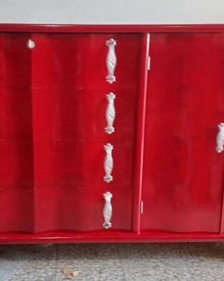 Mobile rosso laccato vintage, design europeo anni 