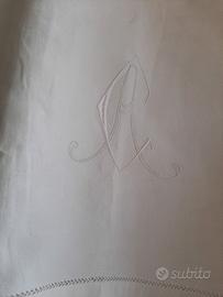 Lenzuolo antico  ricamato a mano .