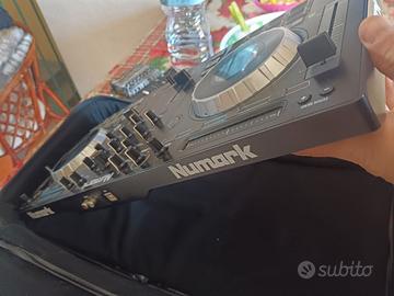 Descrizione È un controller DJ pensato per princip