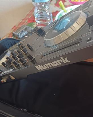 Descrizione È un controller DJ pensato per princip