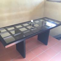 Tavolo nero di legno in vetro