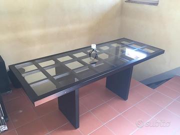 Tavolo nero di legno in vetro