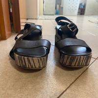 Scarpe aperte con il tacco eleganti
