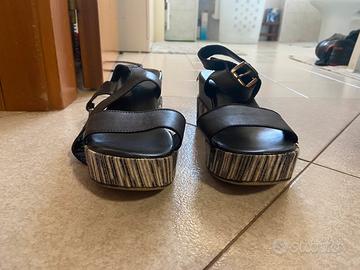 Scarpe aperte con il tacco eleganti