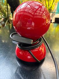 Lamapada da tavolo di Artemide rossa