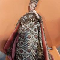 Antica dama in cera con arpa con abito sartoriale