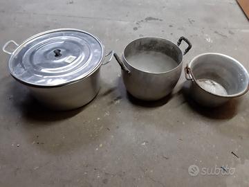 Pentoloni e barattoli Bormioli per salse