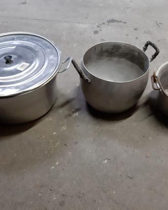 Pentoloni e barattoli Bormioli per salse