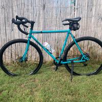 BICI GRAVEL SURLY STRAGGLER