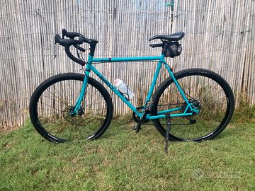 BICI GRAVEL SURLY STRAGGLER