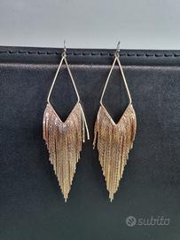 Orecchini pendenti dorati con frange metalliche