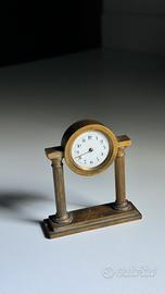 Orologio da tavolo antico in ottone a colonne