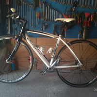 2 bici da corsa con manubrio dritto