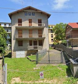 Casa con tre appartamenti