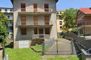 Casa con tre appartamenti