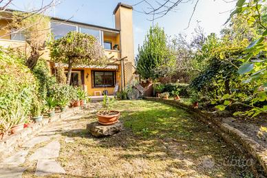 VILLA A SCHIERA A MONTE SAN PIETRO