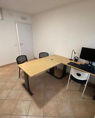 Ufficio arredato luminoso