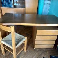 scrivania in legno con sedia e cassettiera