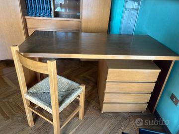scrivania in legno con sedia e cassettiera