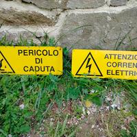 Coppia cartelli vintage industriali pericolo