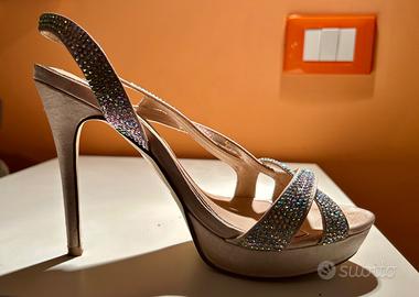 Sandali eleganti champagne con strass